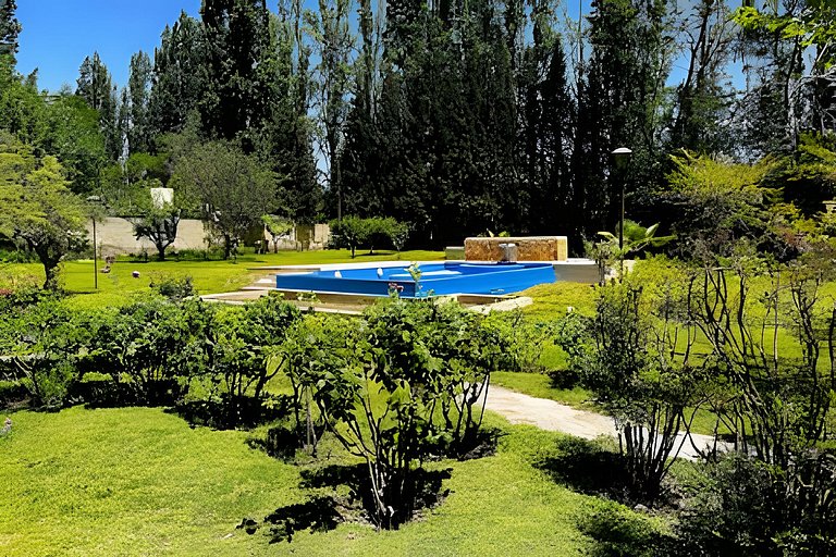 Hermosa Mansión-Pileta c/borde infinito y parrilla