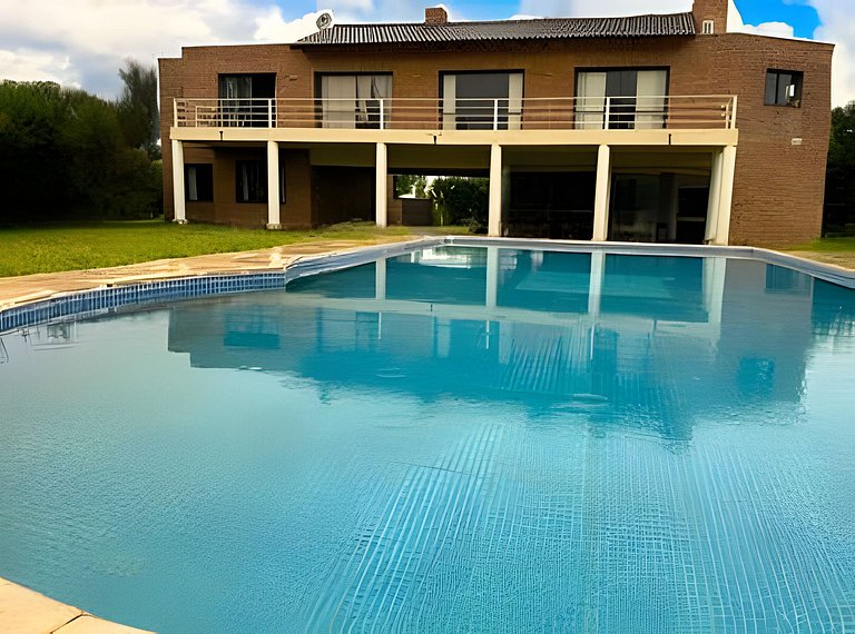 Hermosa Mansión c/pileta y jacuzzi -Barrio privado