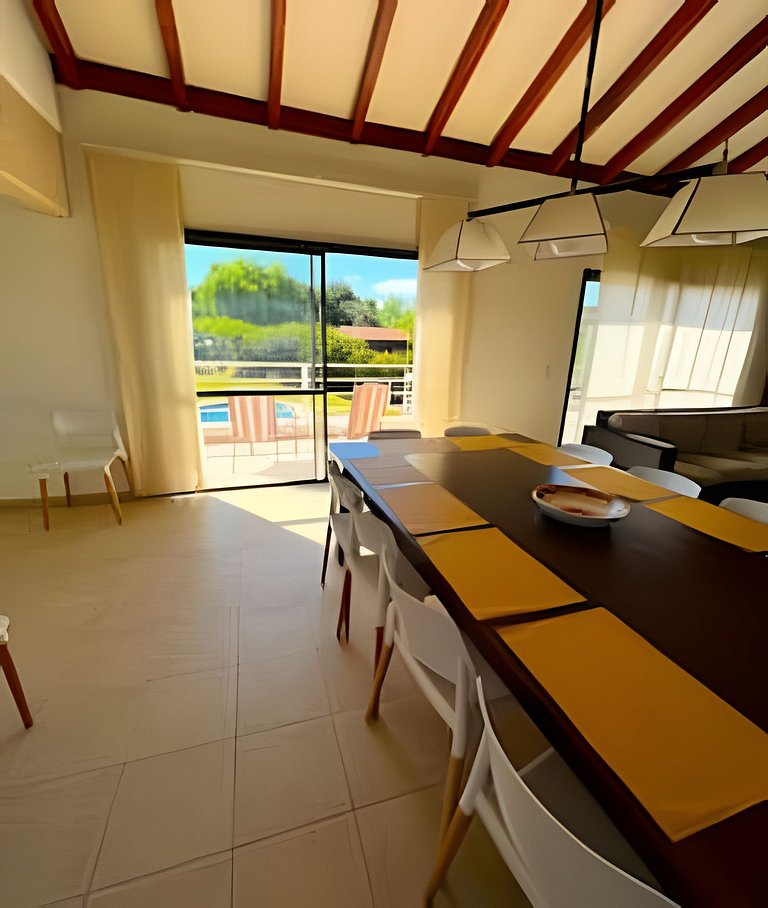 Hermosa Mansión c/pileta y jacuzzi -Barrio privado
