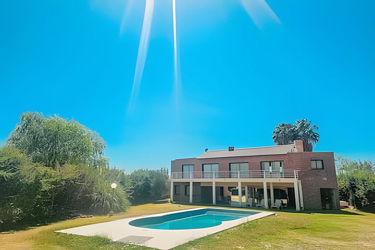 Hermosa Mansión c/pileta y jacuzzi -Barrio privado