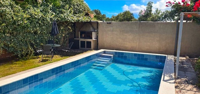 Moderna casa-Hermosa pileta-parrilla,Cochera,AA