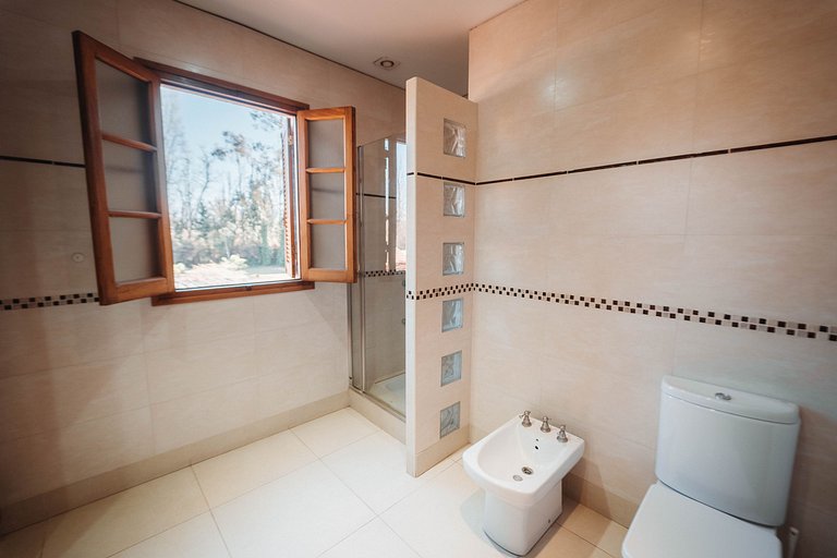 Cálida hab. c/baño privado y vista al jardín