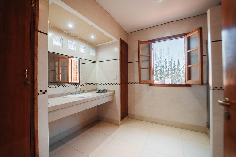 Cálida hab. c/baño privado y vista al jardín